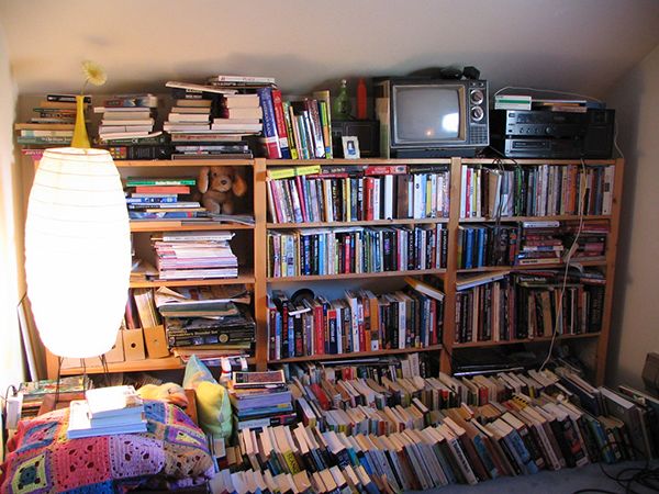 những chồng sách mua về để đó